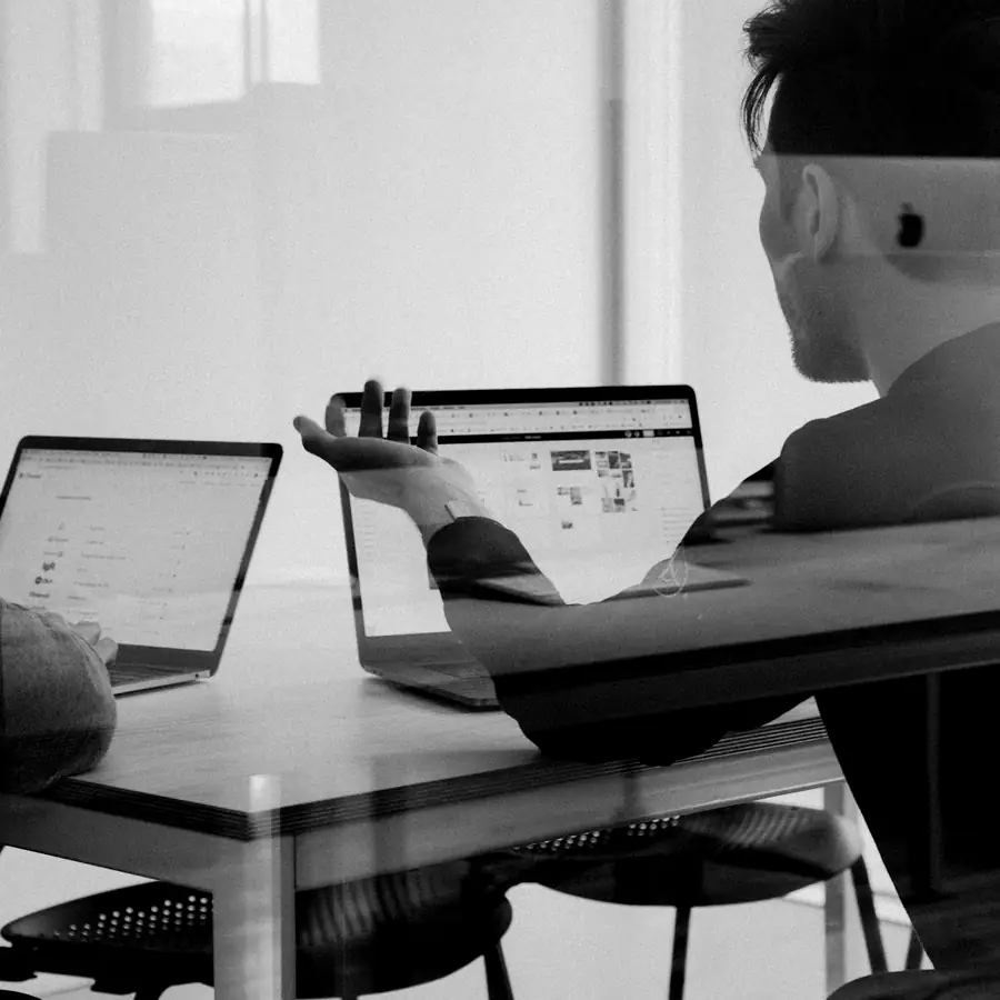 Puestos de trabajo vacíos y ordenados en una oficina, en blanco y negro