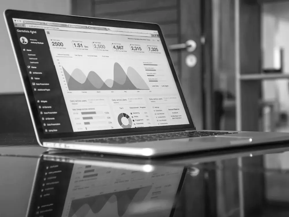 Panel de analítica de una tienda online mostrando gráficas de ventas en un portátil