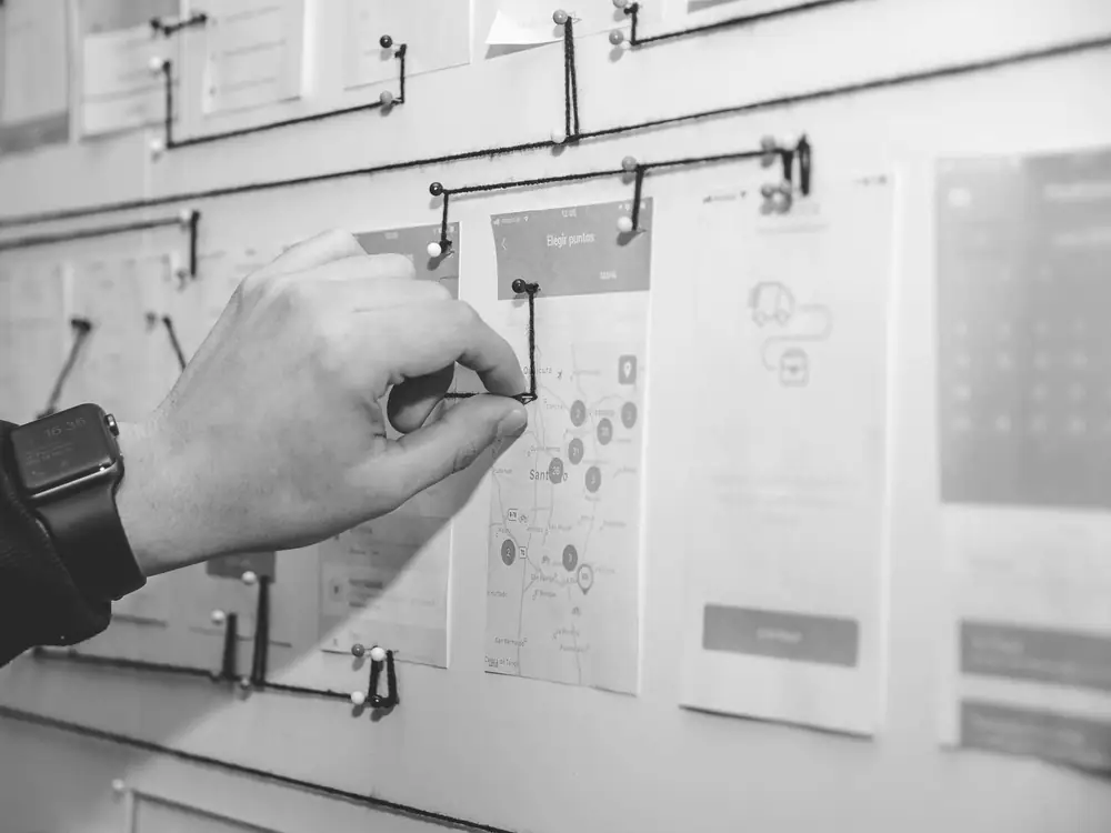 Bocetos de estructura de una web colgados en una pared durante la fase de diseño